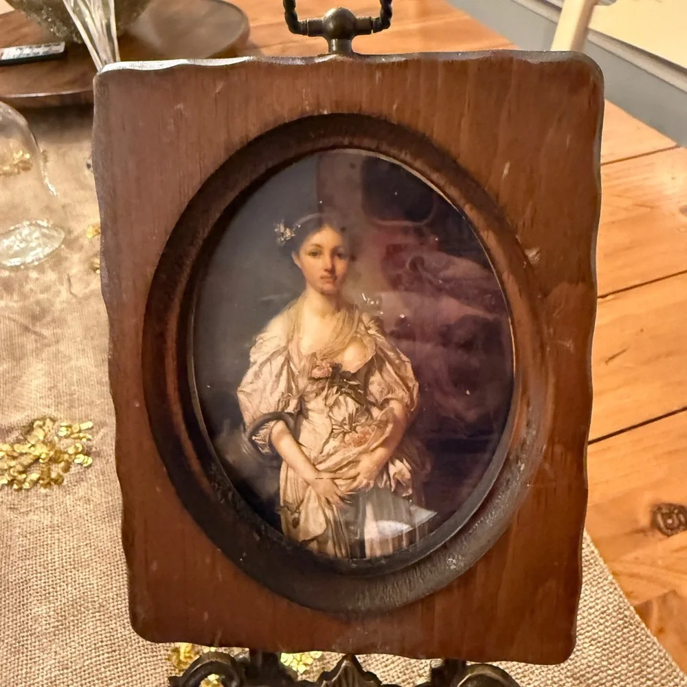 Vintage Wooden Picture Frame w/ Brass Twist Handle – Cottagecore Decor